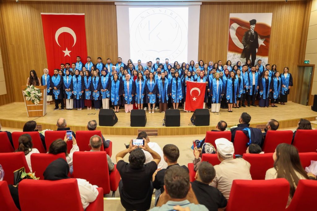 KAYÜ Develi Sosyal ve Beşeri Bilimler Fakültesi’nde mezuniyet ve şed Kuşanma töreni düzenlendi