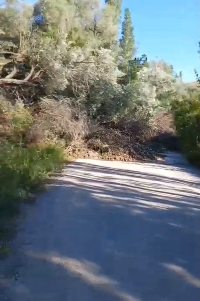 Sarıoğlan’da heyelan ulaşımı durdurdu