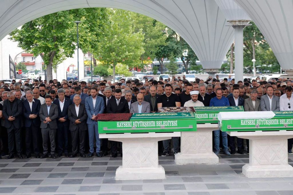 Mimarsinan OSB Başkanı Mehmet Arar’ın babası son yolculuğuna uğurlandı