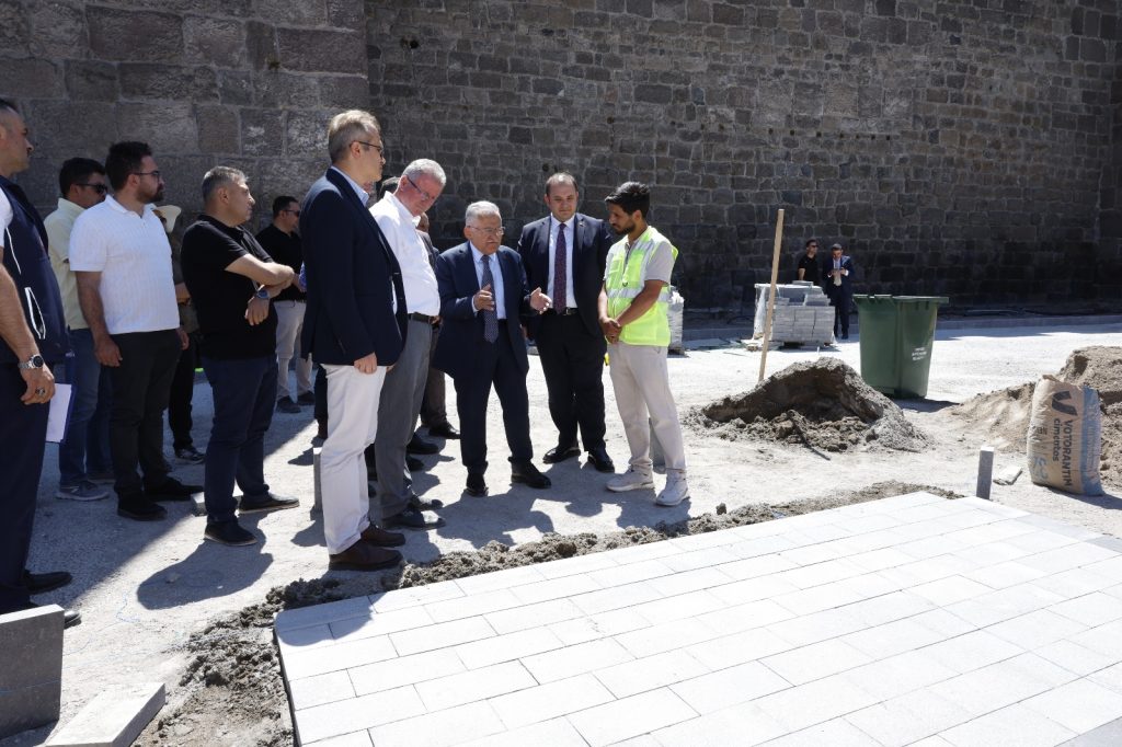 Başkan Büyükkılıç, Cumhuriyet Meydanı’ndaki yenileme çalışmalarını inceledi