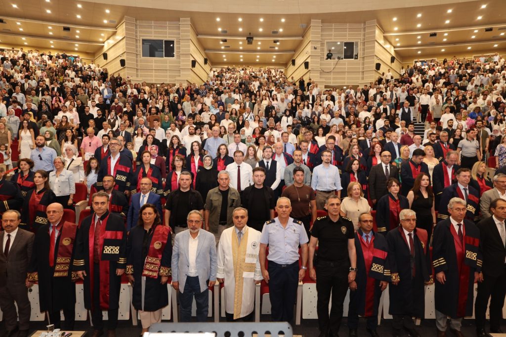 ERÜ Tıp Fakültesi 52. Dönem Mezunlarını Verdi