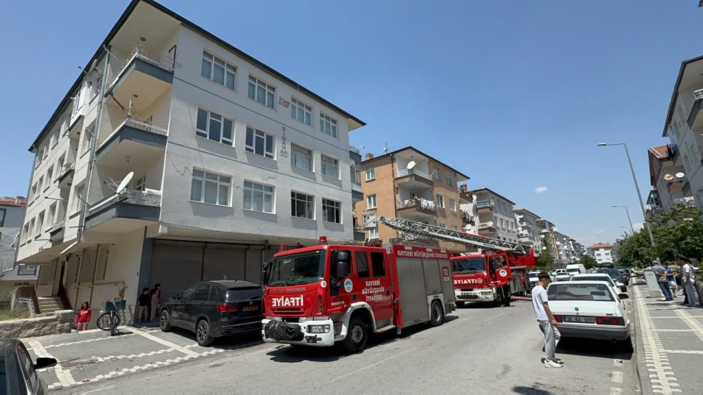 Kayseri’de 3 katlı binada yangın