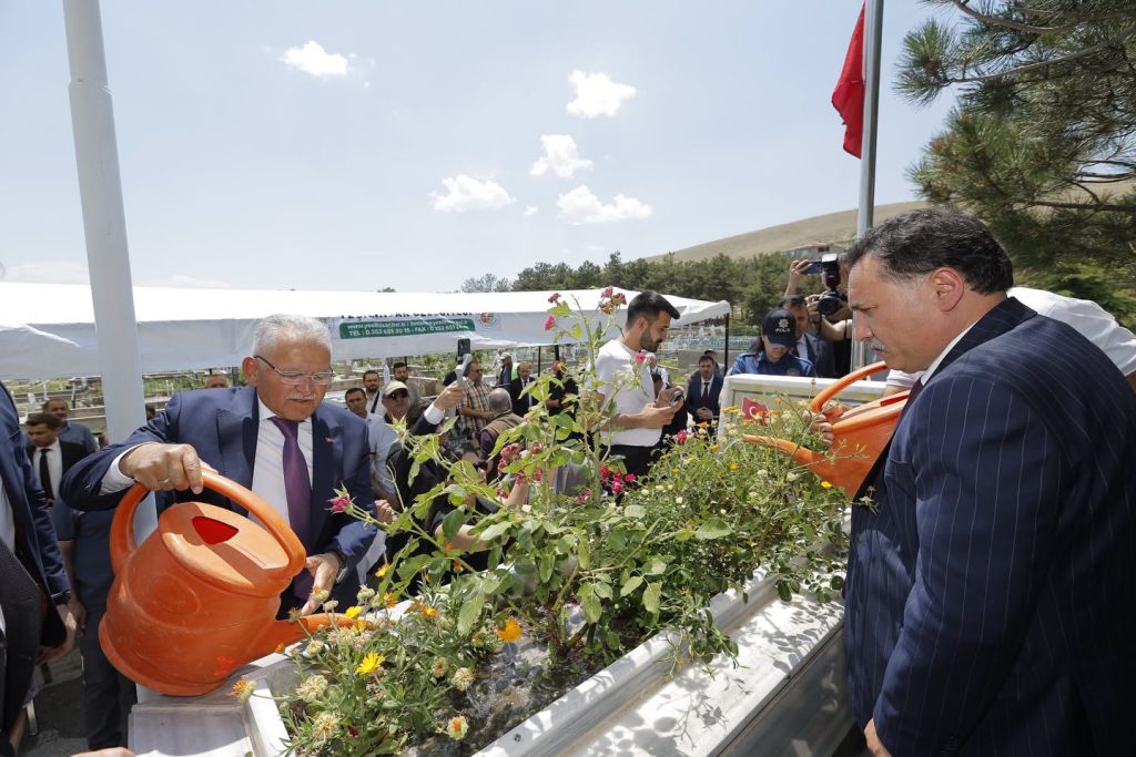 Vali Çiçek ve Başkan Büyükkılıç, 15 Temmuz Şehitleri Doğanay ve Yiğit’i Kabirleri Başında Andı