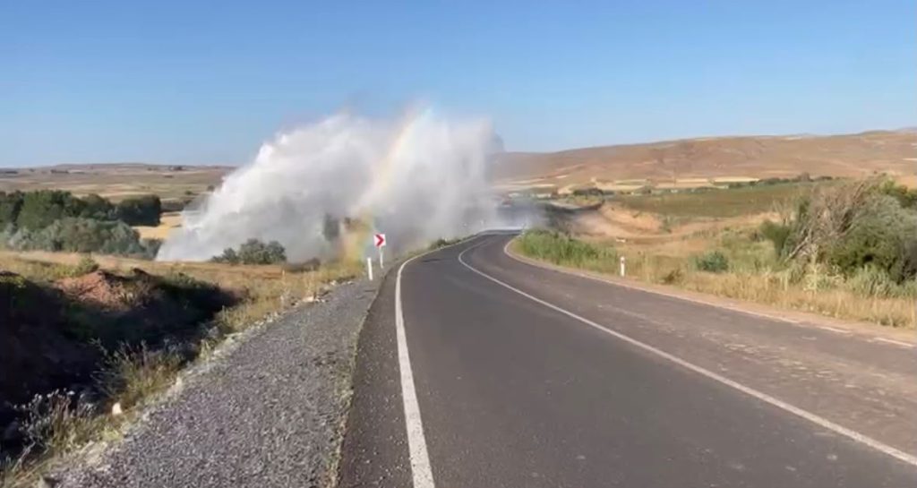 Bünyan’da su borusu patladı, metrelerce yükselen su kamerada