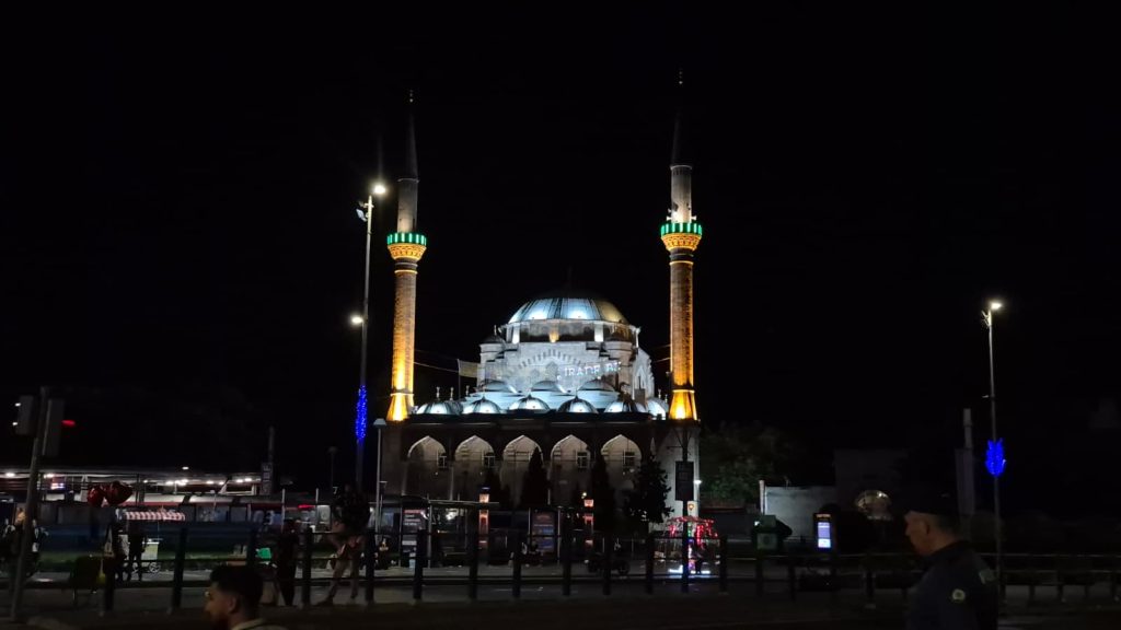 15 Temmuz şehitleri için camilerde sela okundu