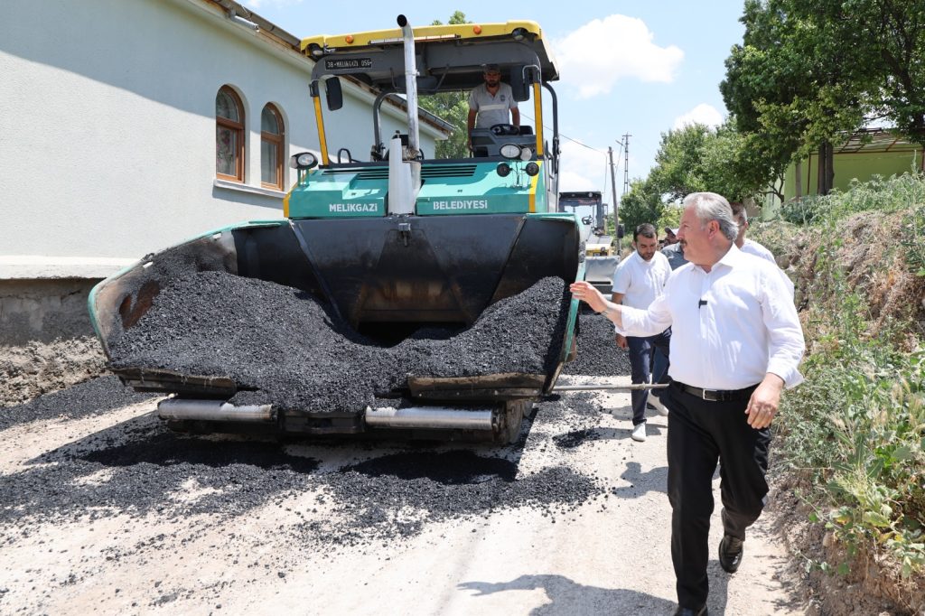 Sarımsaklı Mahallesi’nde asfalt başladı, sosyal tesis açılışa hazırlanıyor