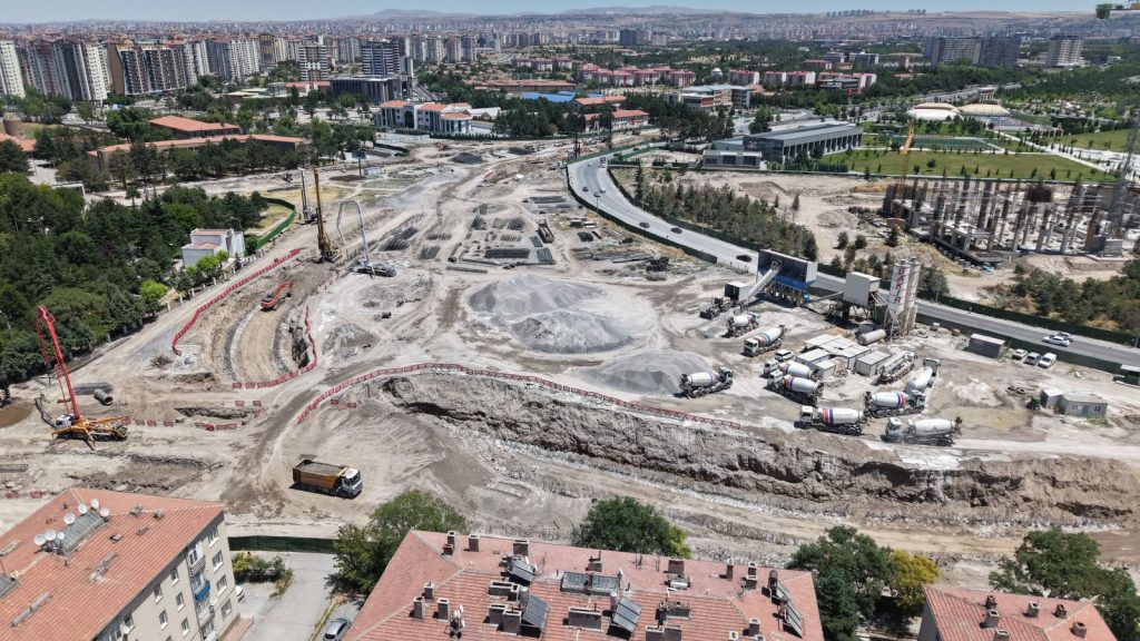 Başkan Büyükkılıç, Kartal Katlı Kavşağı şantiyesinde çalışmaları değerlendirdi