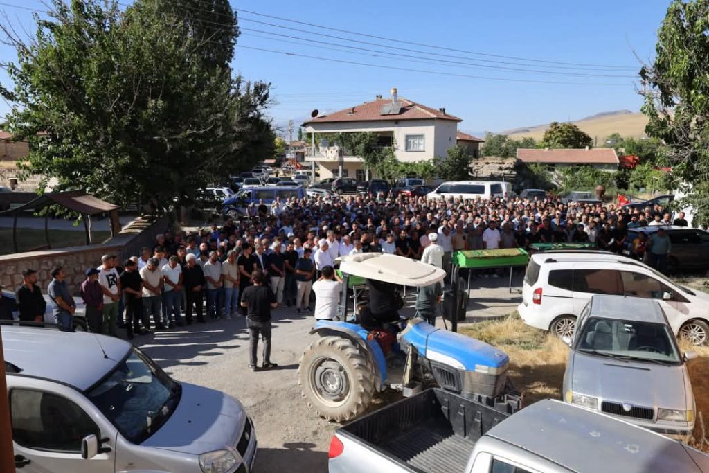 Kayseri’ye gelirken kazada yaşamını yitiren gurbetçi aile son yolculuğuna uğurlandı