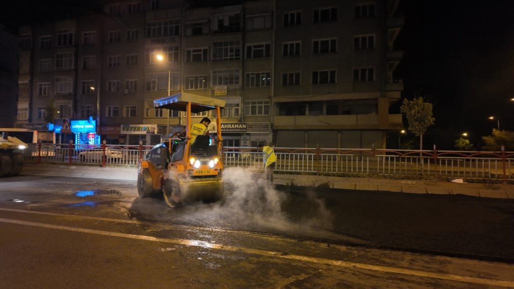 Büyükşehir’den Yoğunburç alt geçidinde gece yarısı asfalt mesaisi