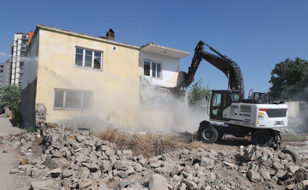 Köşk Mahallesi’nde kentsel dönüşüm için yıkım sürüyor