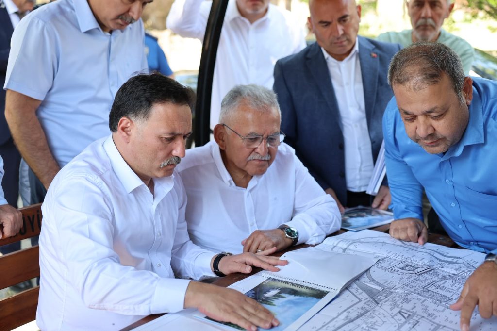 Vali Çiçek ve Başkan Büyükkılıç’tan Melikgazi türbesinde inceleme