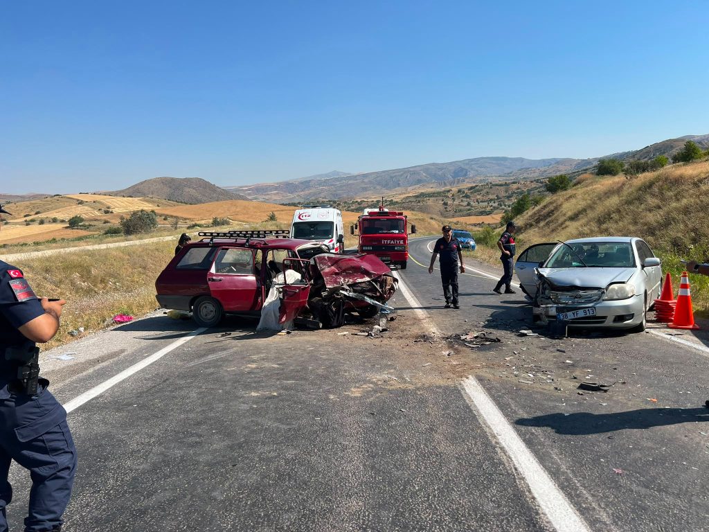 Felahiye’de iki otomobil çarpıştı: 1 ölü, 6 yaralı