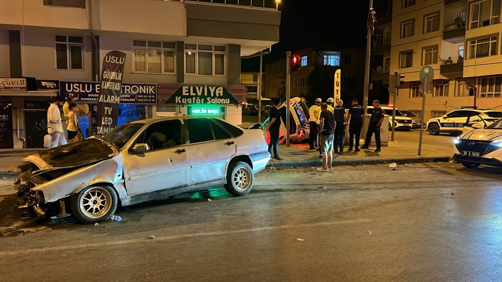 Kayseri’de otomobille çarpışan polis aracı devrildi: 3 yaralı
