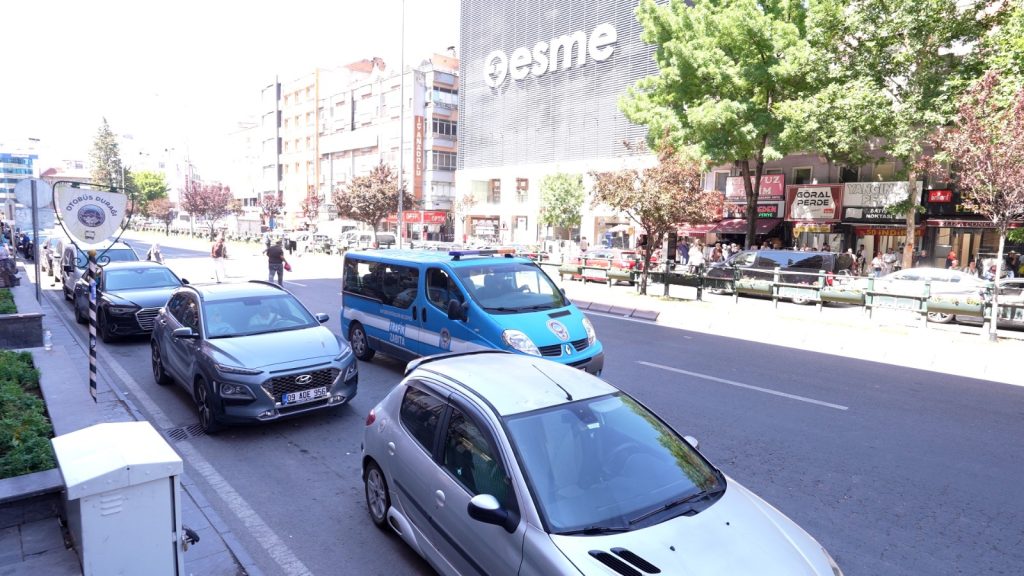 Zabıta’dan otobüs duraklarında hatalı park denetimi