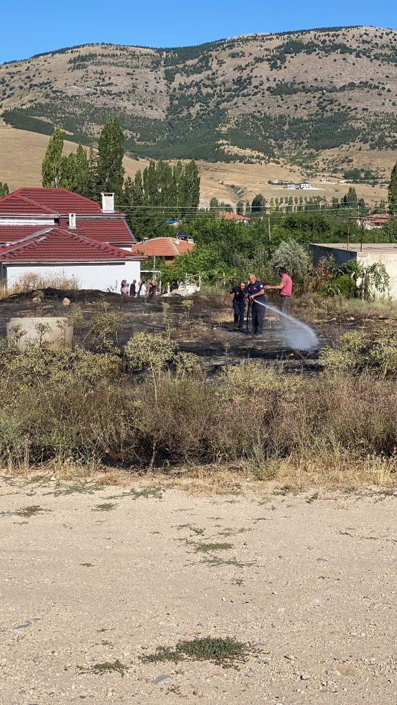 Yahyalı’da ot yangını korkuttu: Alevler evlere ulaşmadan söndürüldü