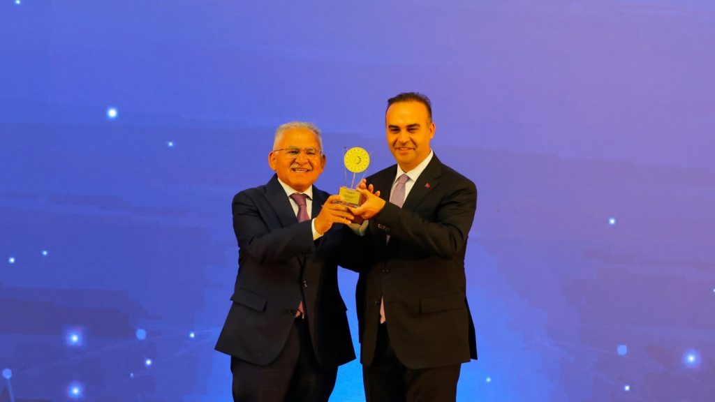 Başkan Büyükkılıç, RES projesiyle verimlilik ödülünü Bakan Kacır’ın elinden aldı