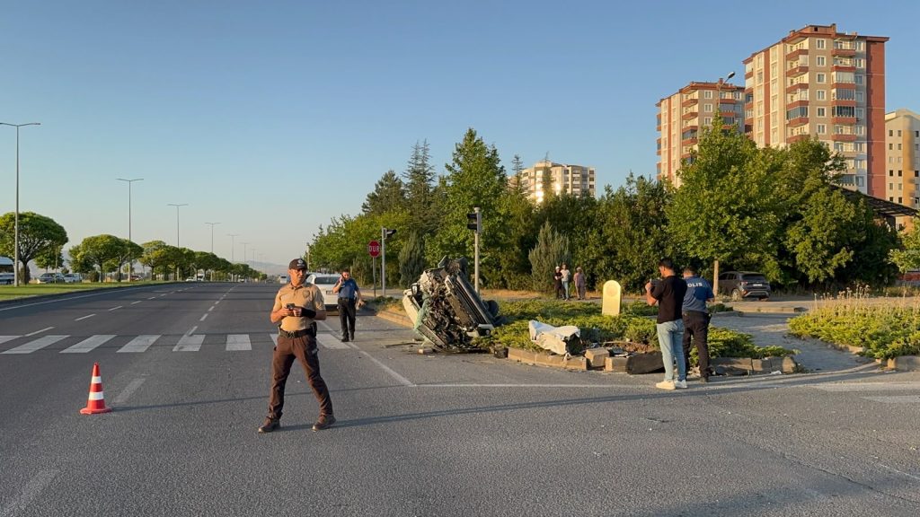 Kayseri’de hafif ticari araç ile otomobil çarpıştı: 4 yaralı