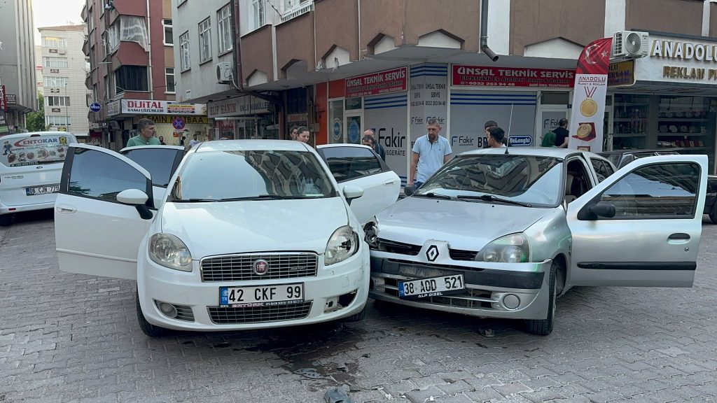 İki otomobilin çarpıştığı kaza hasara neden oldu