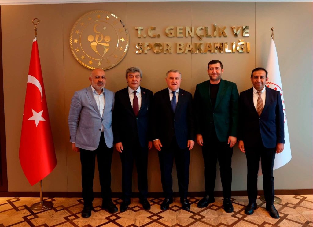 AK Parti ve MHP milletvekilleri ile Kayserispor yönetiminden Bakan Bak’a ziyaret