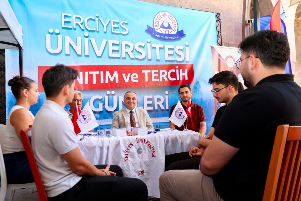 Rektör Prof. Dr. Fatih Altun, tercih danışmanlığı standında öğrencilerle buluştu