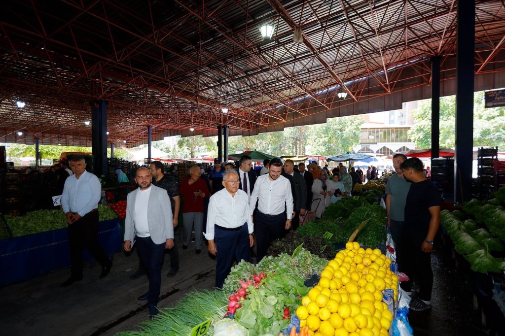 Başkan Büyükkılıç, Hürriyet Pazar Yeri’nde esnaf ve vatandaşlarla buluştu