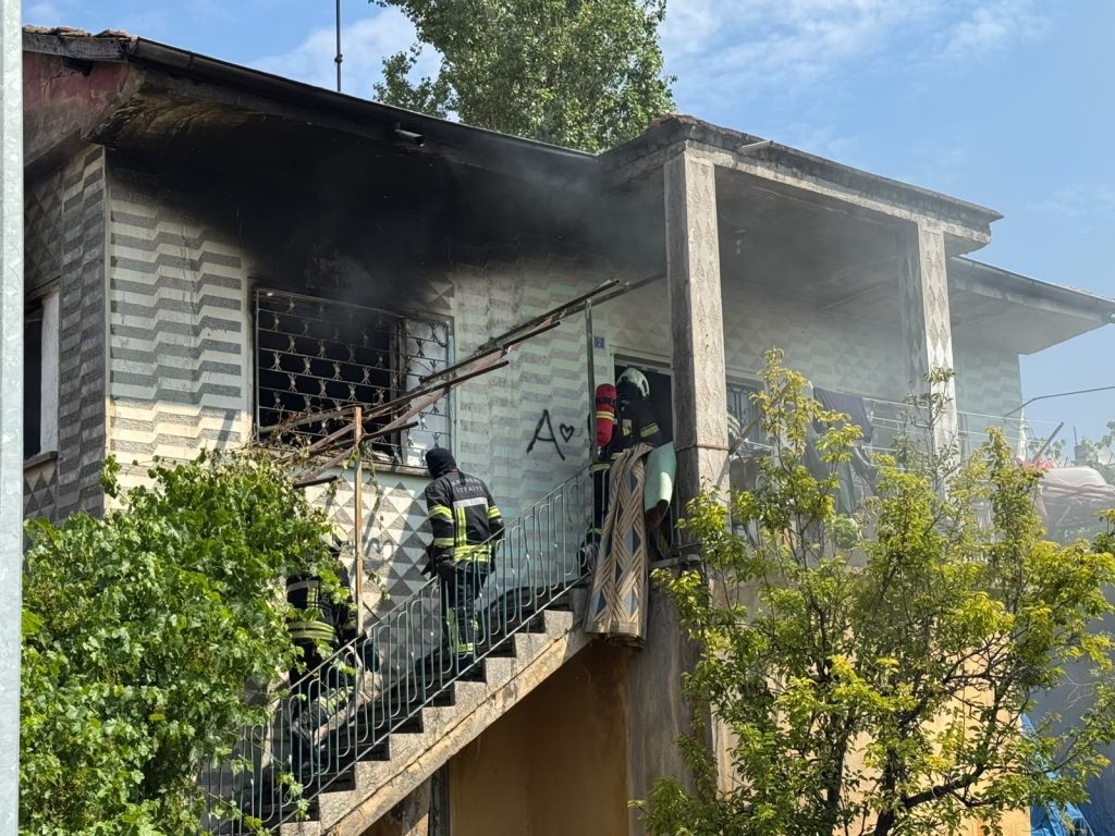 Kayseri’de 2 katlı binada yangın