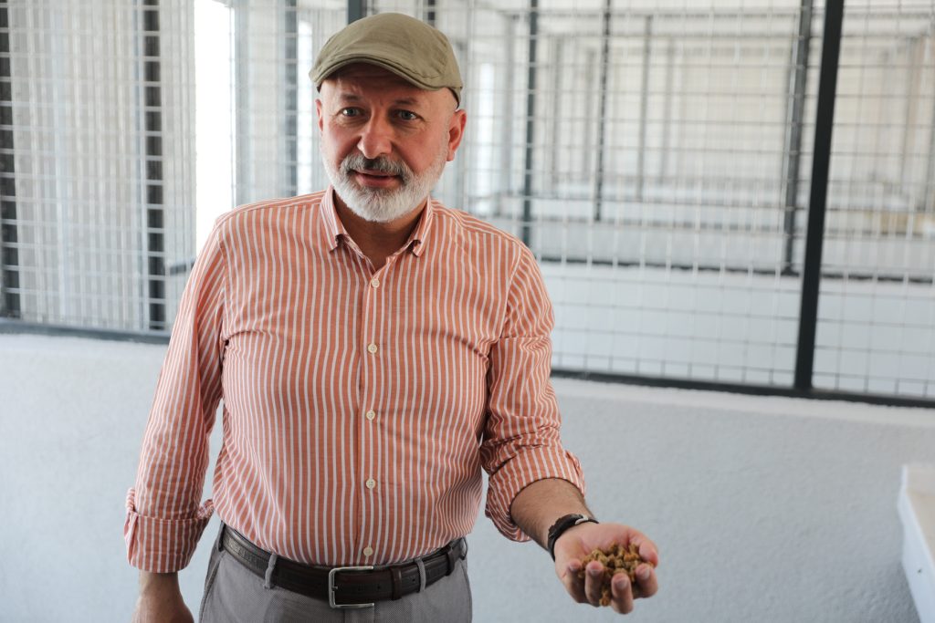 BAŞKAN ÇOLAKBAYRAKDAR: “TÜRKİYE’YE ÖRNEK İLK ÜRETİM MERKEZİMİZLE YEMEK ARTIKLARINI MAMAYA DÖNÜŞTÜRÜYORUZ”