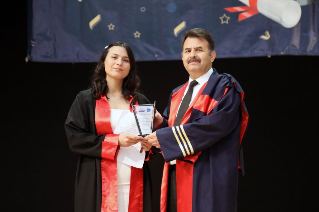 ERÜ Eğitim Fakültesi yeni mezunlarını verdi