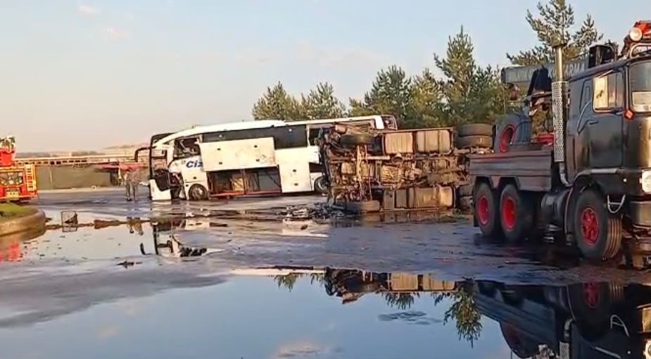Kayseri’de yolcu otobüsü ile yakıt tankeri çarpıştı: 35 yaralı