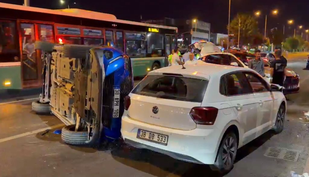 Kayseri’de iki otomobil çarpıştı: 3 yaralı