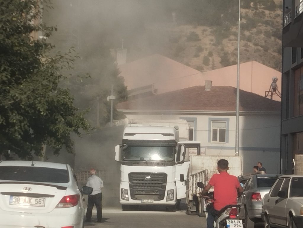 Seyir halindeki TIR’ın dorsesinde yangın