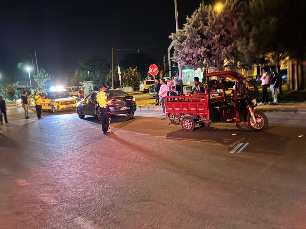 Otomobil ile 3 tekerlekli motosiklet çarpıştı: 1 yaralı