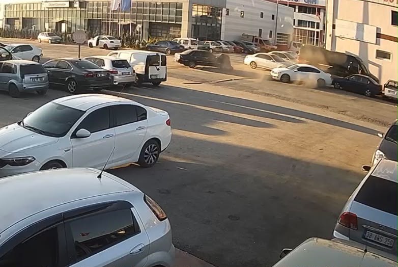 Kayseri’de aynı sokakta yaşanan kazalar kamerada