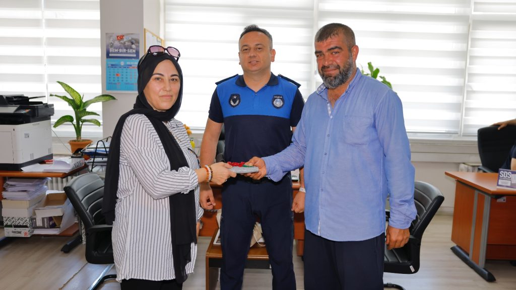Cumhuriyet Meydanı’nda bulunan içi döviz dolu cüzdan sahibine teslim edildi