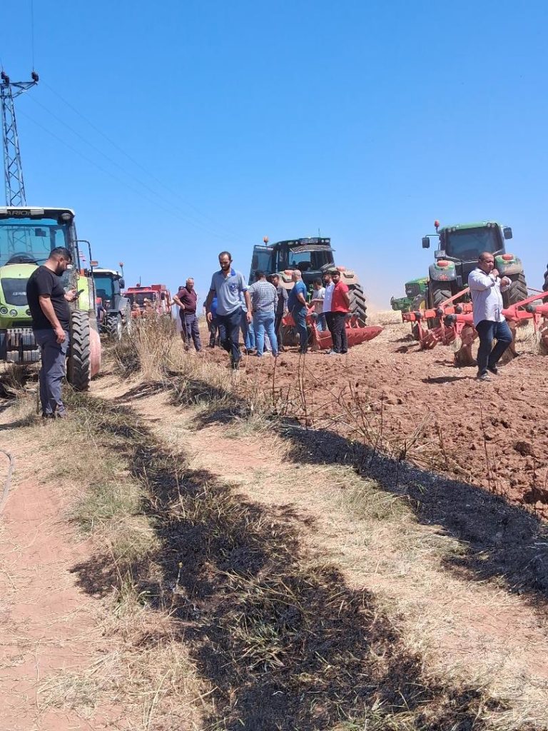 Bünyan’da anız yangınına çiftçiler traktörleriyle müdahale etti