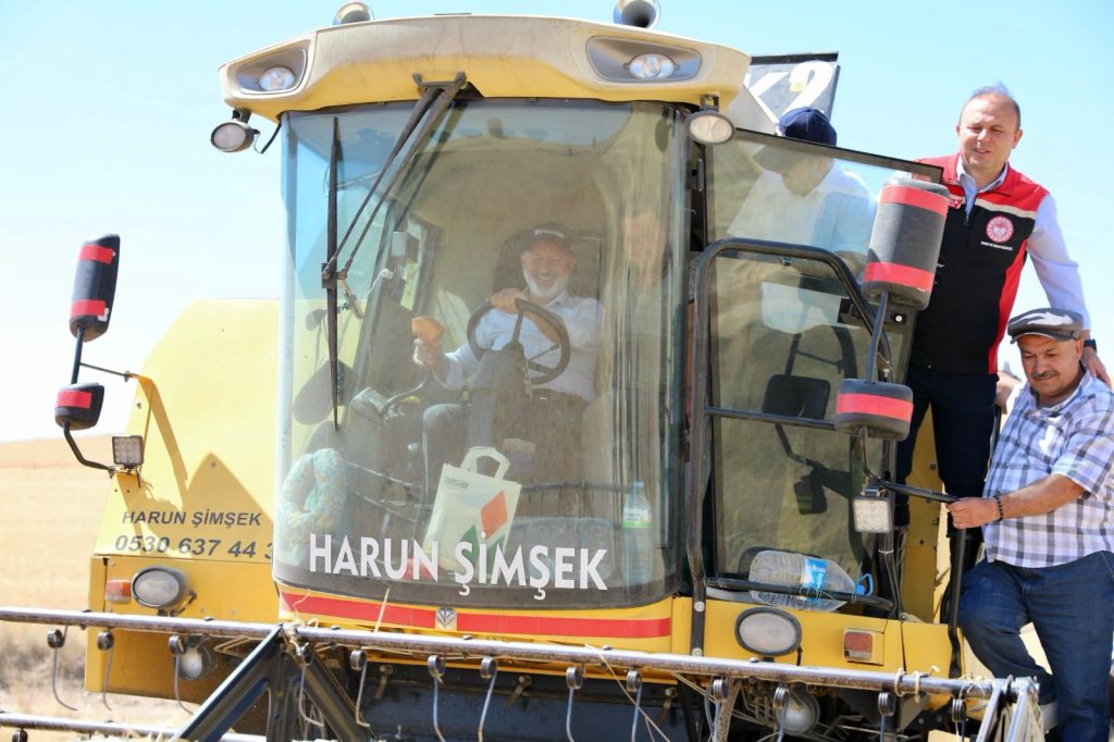 Başkan Çolakbayrakdar, çiftçilerle buluştu, hasada katıldı