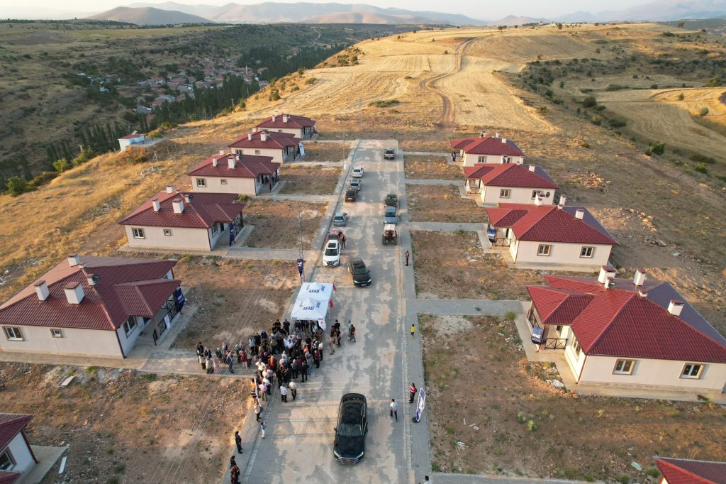 Develi’de depremzede aileler yeni yuvalarına kavuştu