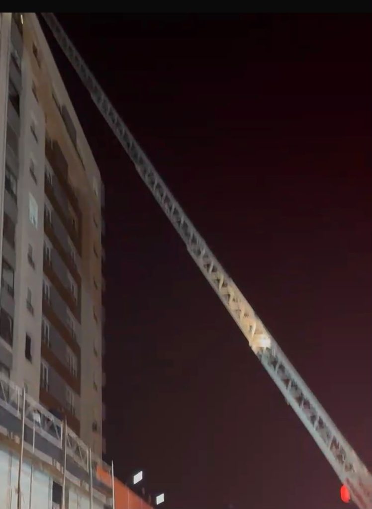 Kayseri’de 13. kattaki yangında ev sahibi balkondan düşerek öldü