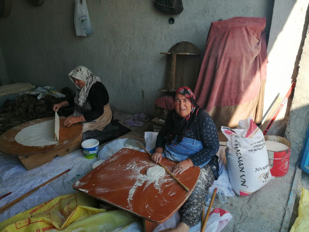 Ebiç’te kadınlar imece usulü yufka yapıyor