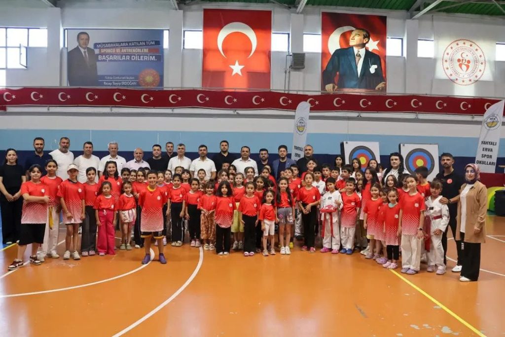 Yahyalı Gençler ERVA Spor Kulübü’ne forma ve malzeme desteği