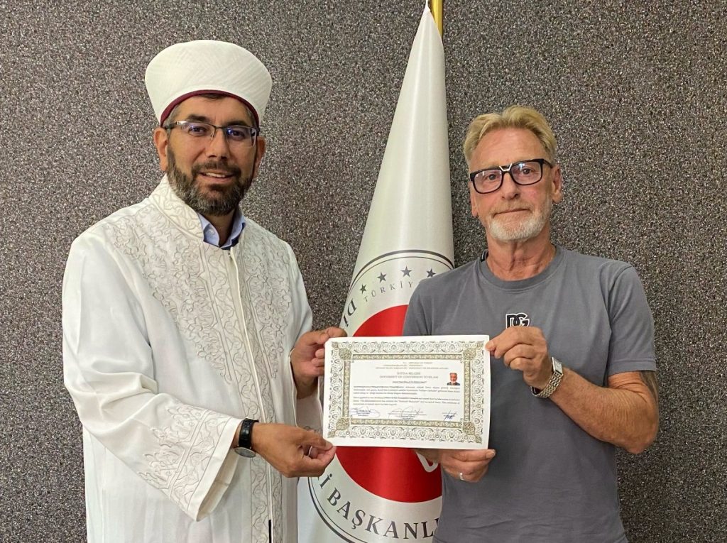 Alman vatandaşı Kleinschmidt Müslüman oldu, Davut ismini aldı