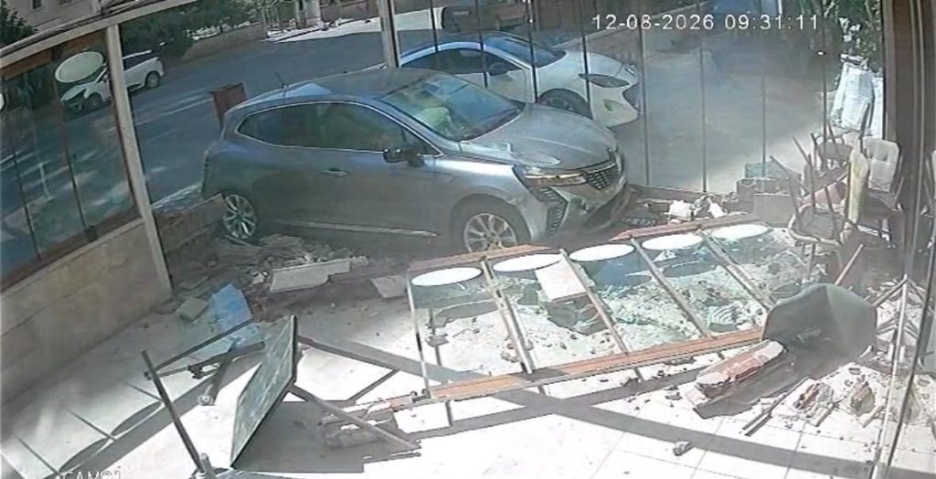 Kayseri’de otomobil fırına girdi: o anlar kamerada