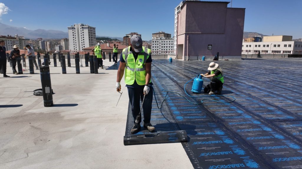 Büyükşehir, Bedesten Katlı Otopark çatısını yeniliyor