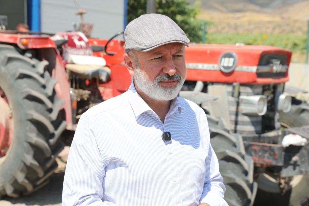 Başkan Çolakbayrakdar, Hububat Eleme ve Paketleme Tesisi’ndeki çiftçilerle bir araya geldi