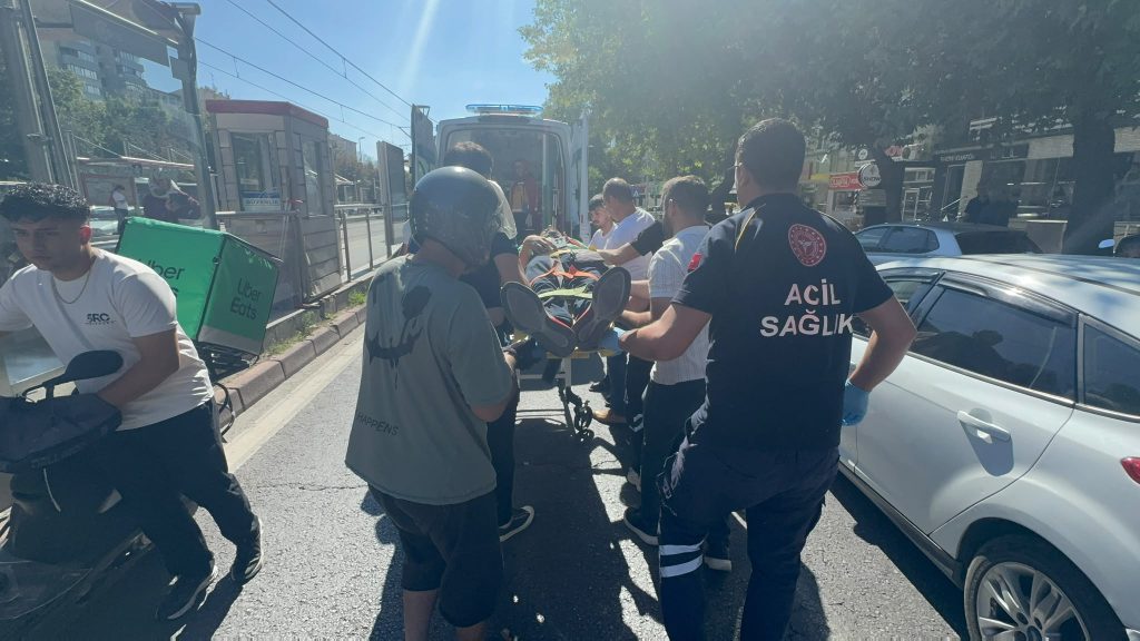 Motosiklet yayaya çarptı: 2 yaralı