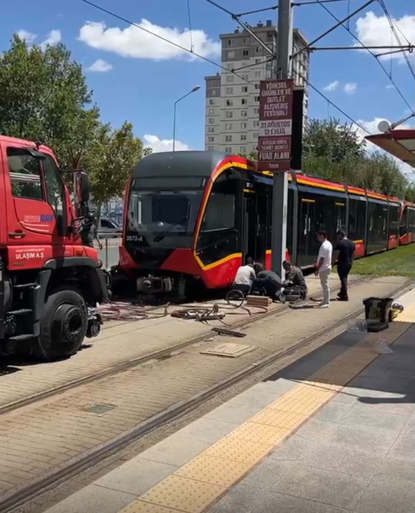 Kayseri’de tramvayın altında kalan genç kadın hayatını kaybetti