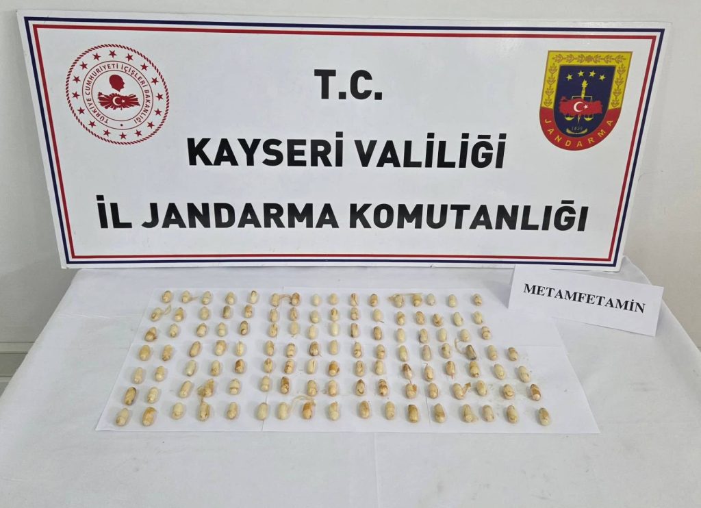 Develi’de uyuşturucuyu bağırsaklarında taşıdı