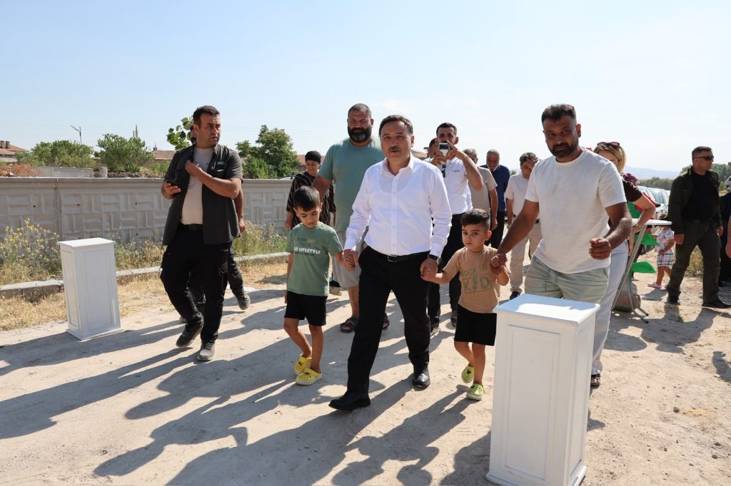 Vali Çiçek, Elmalı Mahallesi’nde vatandaşlarla bir araya geldi