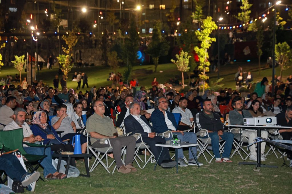 Talas’ta yıldızların altında “Eren” izlendi