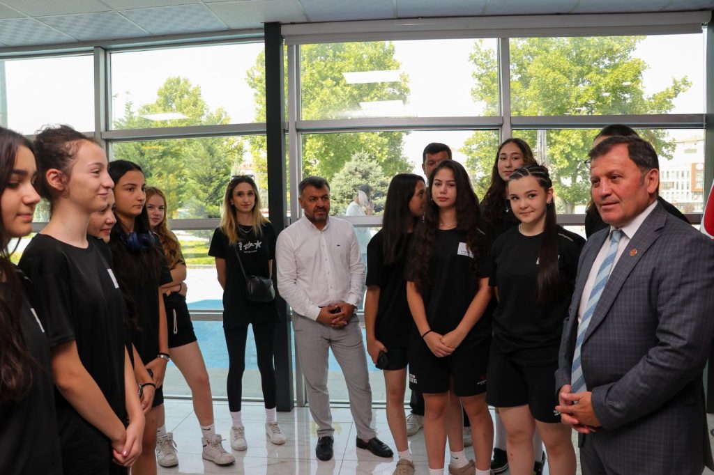 ANALİG Kız Voleybol Takımı Türkiye Finali için Amasya’ya uğurlandı